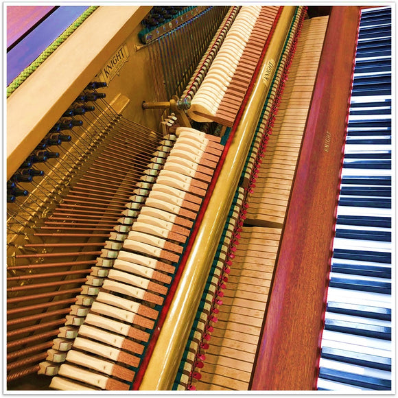 What is the difference between overdamped and underdamped pianos?